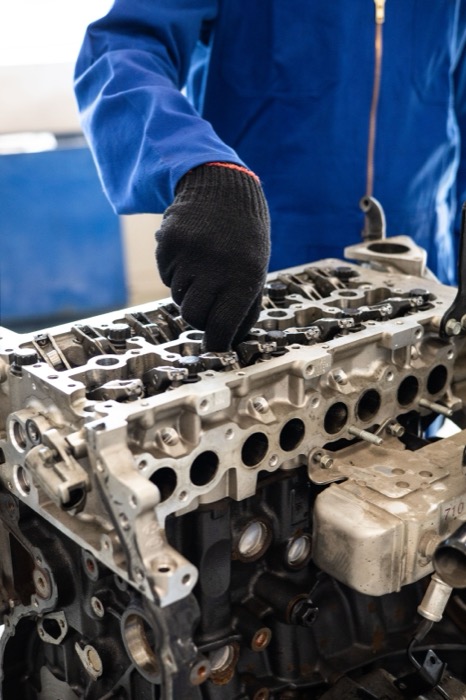 Engine head in a workshop